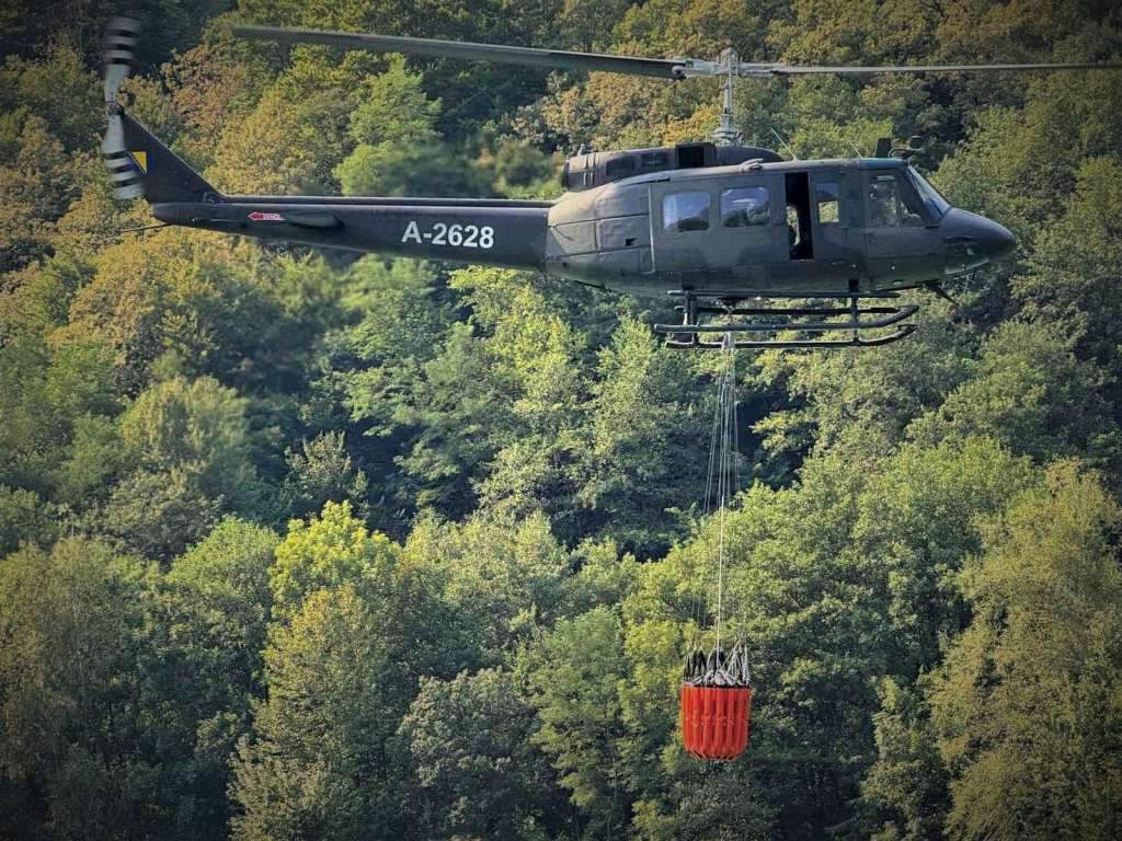 OS BiH helikopter gasi požar.jpg - Predsjedništvo BiH potpisalo saglasnost, helikopteri će poslijepodne gasiti požar i na Ponijerima